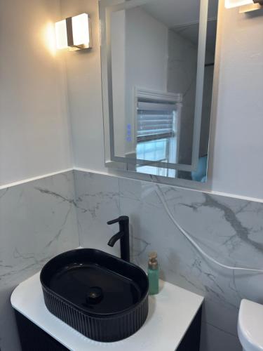 King Bed Near EWR Airport Smart TV Room 2 in Irvington (NJ)