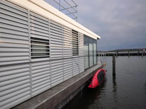 Hausboot Rosi mit Kajak in Ribnitz-Damgarten in Ribnitz-Damgarten, Deutschland