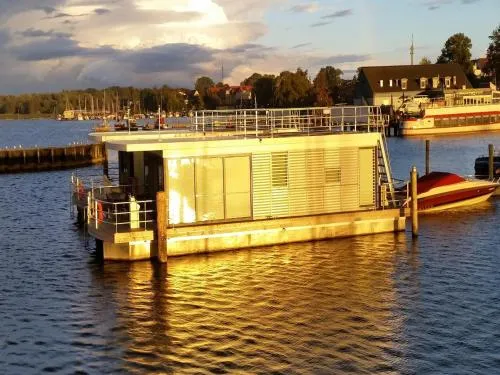 Hausboot Charlotte im Hafen in Ribnitz-Damgarten in Ribnitz-Damgarten, Deutschland