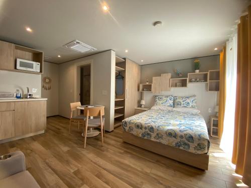 Maho Escape- with Pool and Gym, Lagoon view, walk to dinning, Maho Beach and Mullet Bay in Lowlands