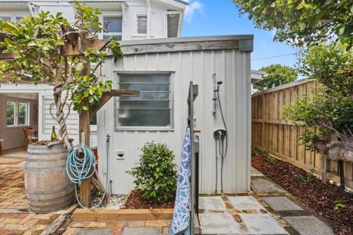 Shower, Little Beach Gem - with Hot Tub in Tairua
