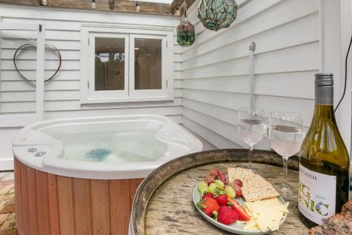 Hot tub, Little Beach Gem - with Hot Tub in Tairua