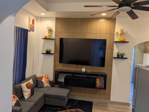 Lawrence Legacy - minutes from Stadium and Downtown 2BR in เกรนาดา เซนต์ จอร์จ