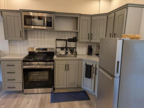 Lawrence Legacy - minutes from Stadium and Downtown 2BR in เกรนาดา เซนต์ จอร์จ