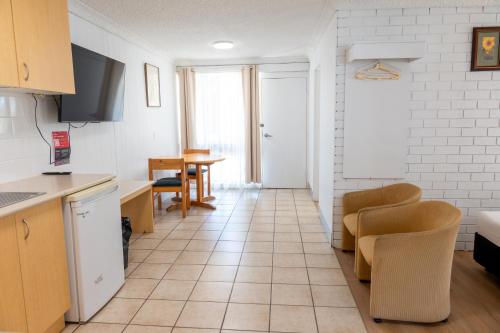 Tumut Valley Motel Room Type - 2 bedrooms 1double 4Single