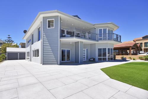 Ocean Oasis Beach House with Pool in Yanchep