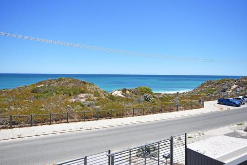 Ocean Oasis Beach House with Pool in Yanchep
