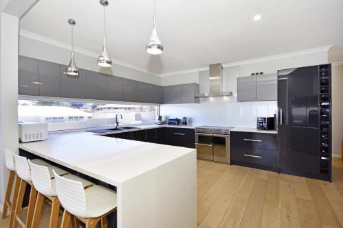 Ocean Oasis Beach House with Pool in Yanchep