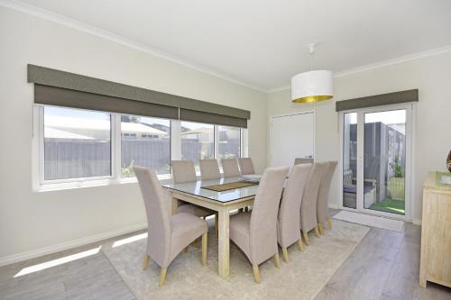 Ocean Oasis Beach House with Pool in Yanchep