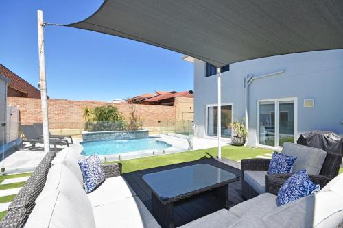 Peldbaseins, Ocean Oasis Beach House with Pool in Yanchep