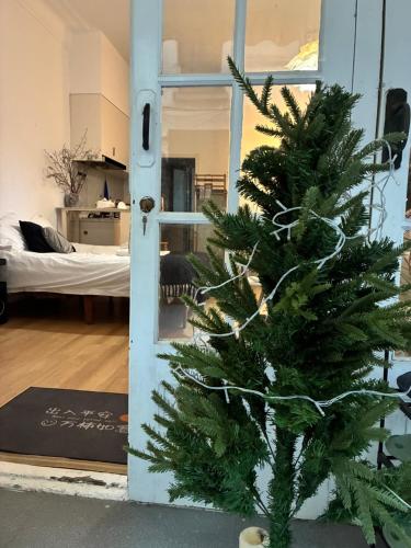 Shanghai Historical Art BNB with garden courtyard near Nanjing Road, Шанхай