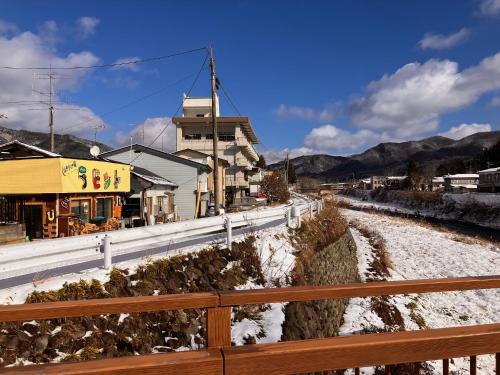 Фасада на хотела, はやちねの宿ラビット (はやちねの宿ラビット) in Ohasamamachi