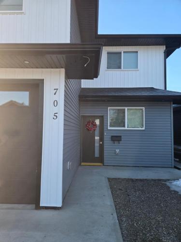 Modern 2BR Apartment with Free Parking & WiFi in Prince George (BC)