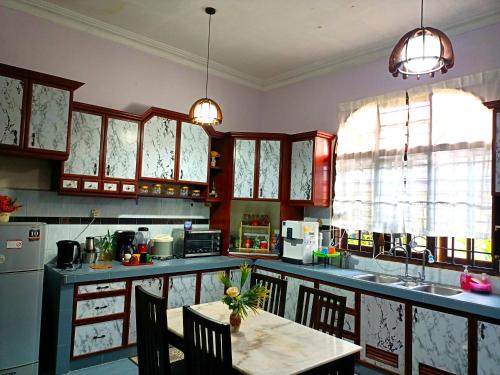 Kitchen, Delima Guest House Kangkar Pulai in Pulai