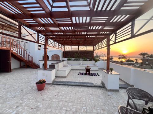 Spacious Luxury Nile-View Apartment on Upper Floor with Rooftop, Jacuzzi & BBQ ,Steps from Hilton Ho – khách sạn tại El-Karnak