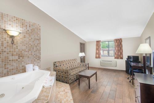 Ramada by Wyndham Allentown Bethlehem, Allentown (photo 2)