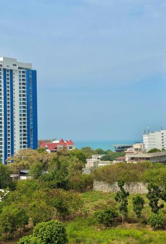 Phratamnak Grand Apartments - Cozy Beach Room Type - One-Bedroom Apartment with Sea View and Balcony