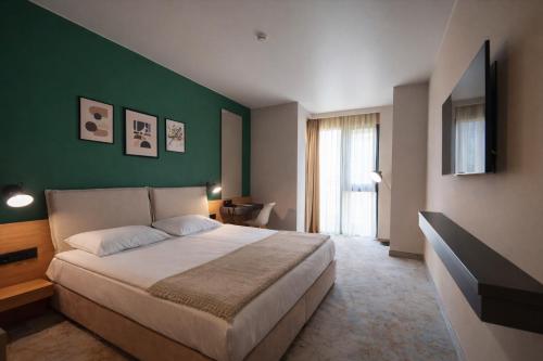 B1 Downtown Hotel Room Type - Standard Queen Room