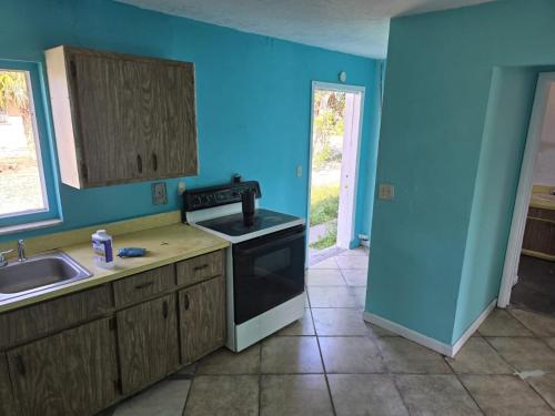 GpL 5544 Cozy Getaway with Bright Colors & Full Kitchen - Harlem Heights, FL