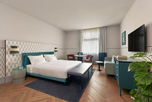 room detail thumbnail 1