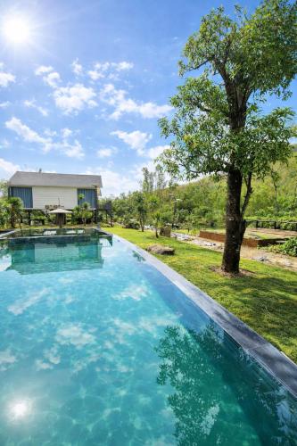 Swimming pool, Orchid Villa & Homestay Farm Lăng Cô in Lang Co
