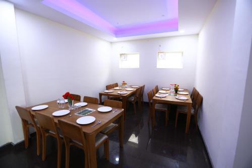 Restaurant, Tulips Valley View Resorts in Lovedale