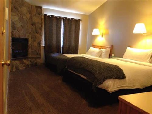 Guestroom, Arrowhead Mountain Lodge in Cimarron