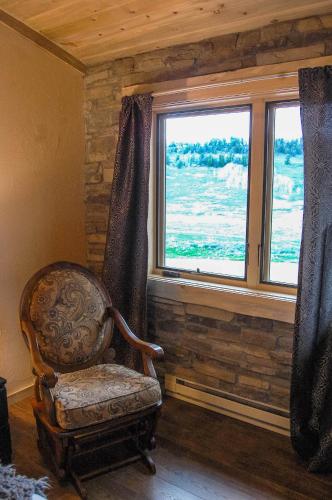 Guestroom, Arrowhead Mountain Lodge in Cimarron