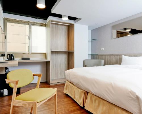 Standard Double Room image 6