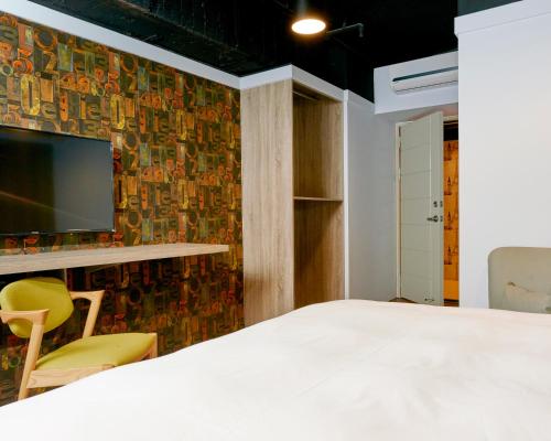 Standard Double Room image 10