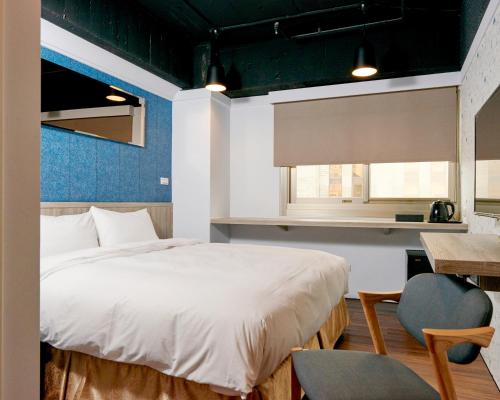 Standard Double Room image 9
