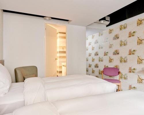 Standard Twin Room image 5