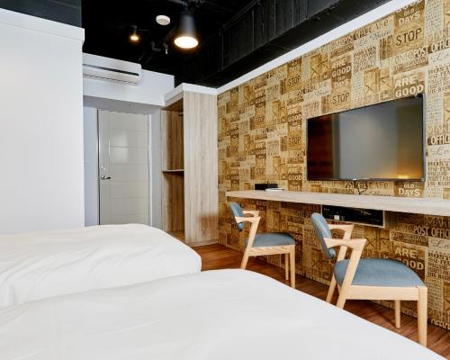 Standard Twin Room image 3