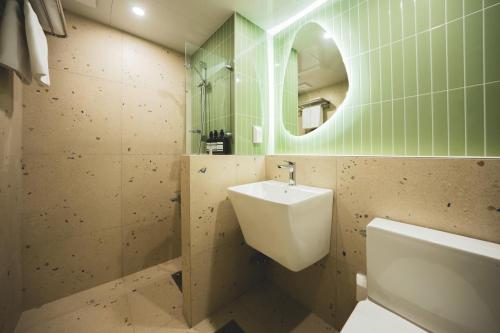 room detail thumbnail 2