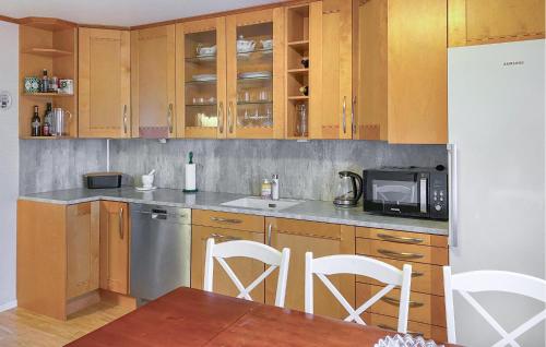 virtuve, Awesome Home In Harøya in Haroy