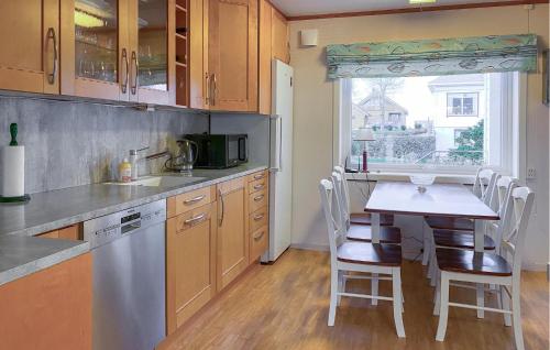 virtuve, Awesome Home In Harøya in Haroy