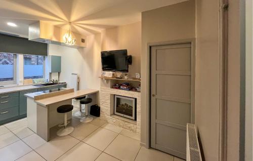virtuve, 1 Bedroom Nice Home In Arques La Bataille in Arques La Bataille