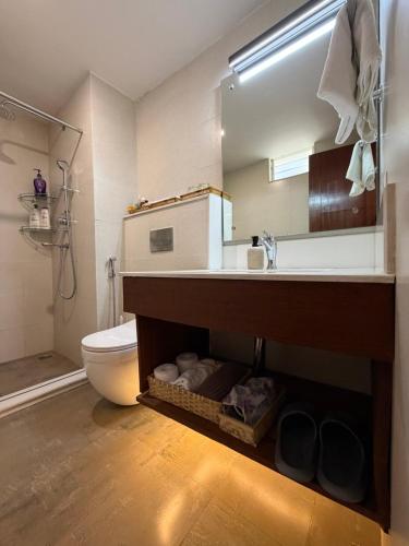 Spacious 4 Bedroom Vacation Home in Kathmandu - image 4