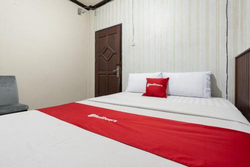 RedDoorz Syariah near Pasar Pagi Samarinda Room Type - Deluxe Double Room