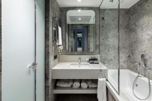 room detail thumbnail 2