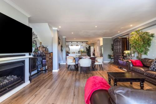 Luxury Lakeside Lodge at Jack Nicklaus Golf Estate in Simondium