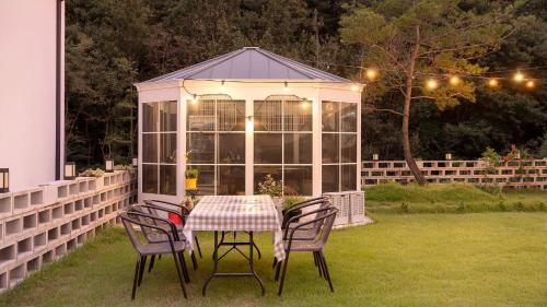 Gangneung WhiteN Pension – khách sạn tại Ngoai O