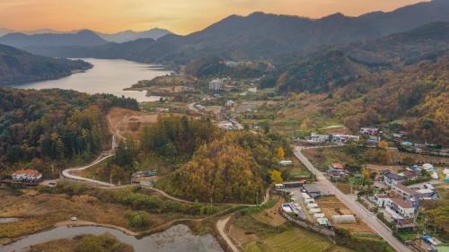 숙소 외관, 가평 청춘 글램핑&카라반 (Gapyeong Cheongchun Glamping & Caravan) in 가평
