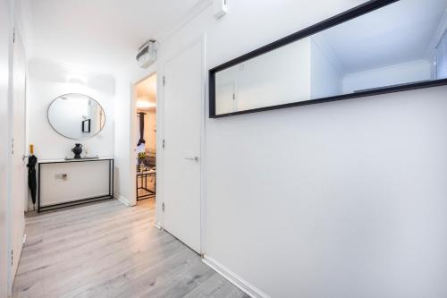 Stratford spacious one bedroom Apartment - image 6