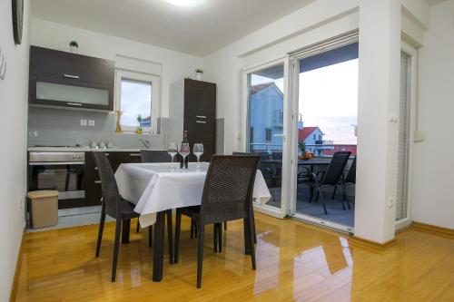 Summer Breeze Pool Apartments - image 4