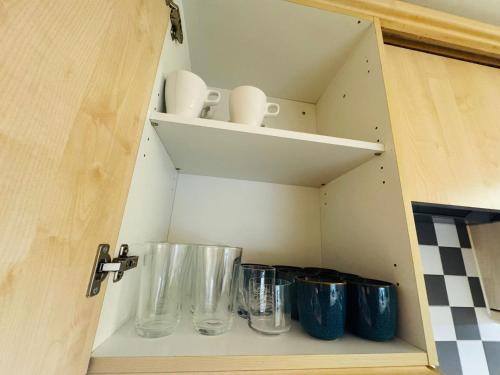 2BR Canary Wharf Apartment with Private Garden - image 14