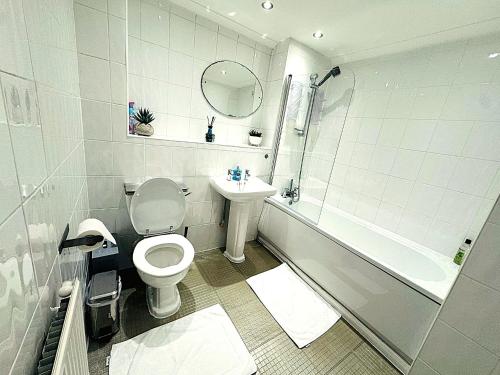 2BR Canary Wharf Apartment with Private Garden - image 13