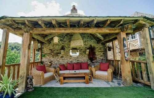 外部景觀, Charming House Overlooking Aveyron Valley in 拉富伊拉德