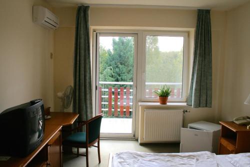 Well Hotel - image 10