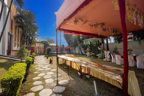 SPOT ON The Highway Courtyard